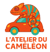Logo L'Atelier du Caméléon: un caméléon orange et turquoise sur une voiture orange, symbolisant un service mobile et adaptable.